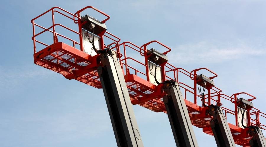 Een hoogwerker gebruiken voor werkzaamheden in de lucht Hoogwerkers in de lucht